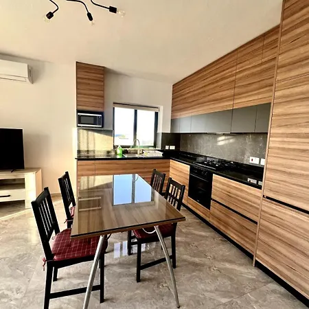 Skyline Gozo Penthouse With Jacuzzi 아파트 *