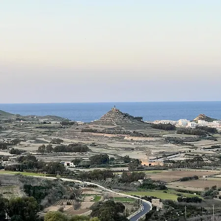 Skyline Gozo Penthouse With Jacuzzi 아파트 *